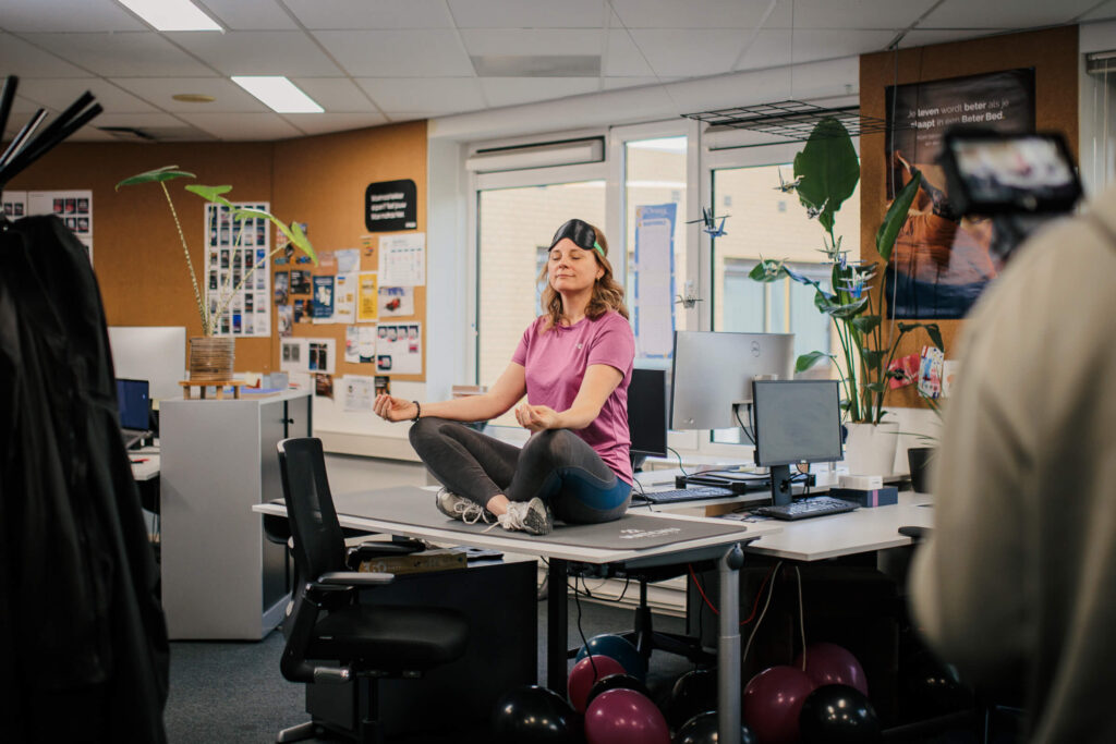 Yogahouding op kantoor tijdens opname