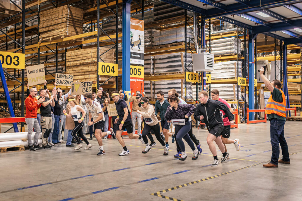 Het startschot van de marathon in het Beter Bed magazijn