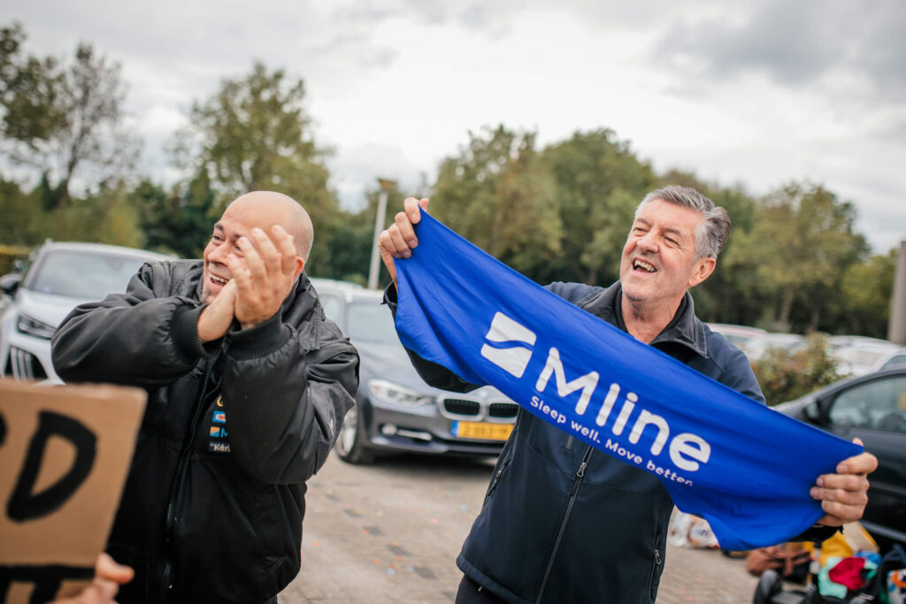 Supporters moedigen deelnemers aan langs de route van de marathon