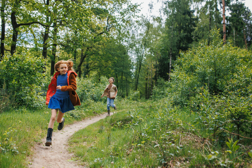Rennend door bos